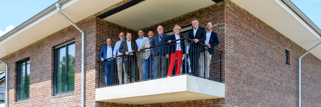 Foto von Landrat Hans-Jürgen Petrauschk bei der Begehung des Gebäudes mit Benjamin Josephs, Michael Kirchner, Dr. Martin Mertens, Günter Kozlowski, Dirk Rosellen, Carsten Thiel, Angela Stein-Ulrich und Sven Ladeck.  