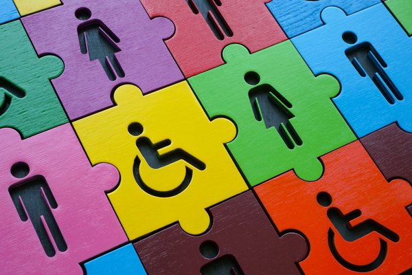 dekorativ, Puzzleteile mit Symbolen, Menschen weiblich, männlich, im Rollstuhl und ohne Rollstuhl