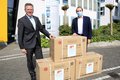 Landrat Hans-Jürgen Petrauschke mit Gerard Louis mit Kartons