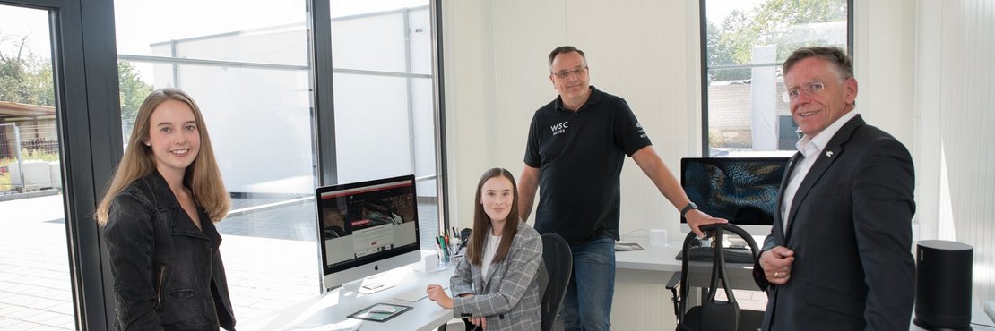 Hans-Jürgen Petrauschke (r.) und Madita Beeckmann (l.) im Gespräch mit Nina und Roland Matthes von der Firma WSC-Neuss