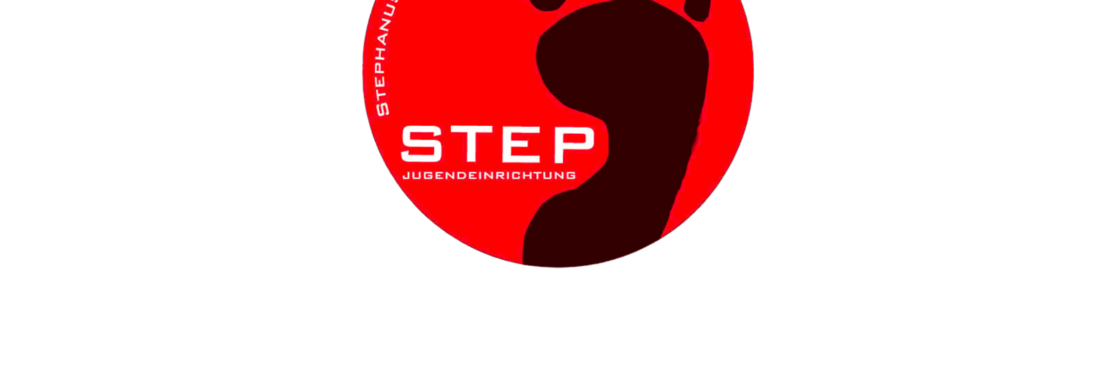 Logo der Jugendeinrichtung "Step" in Hoeningen, schwarzer Fußabdruck vor rotem Grund mit weißem Schriftzug "Step, Stephanusstraße 13 Hoeningen"