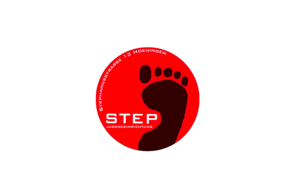 Logo der Jugendeinrichtung "Step" in Hoeningen, schwarzer Fußabdruck vor rotem Grund mit weißem Schriftzug "Step, Stephanusstraße 13 Hoeningen"