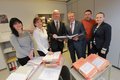 Landrat Hans-Jürgen Petrauschke (4.v.l.) und Bürgermeister Harald Zillikens (3.v.l.) mit Dorothe Otten, Ellen Flintz, Jürgen Hüsges und Antonia Tarusova (v.l.) vom insgesamt sechsköpfigen Bauaufsicht-Team.