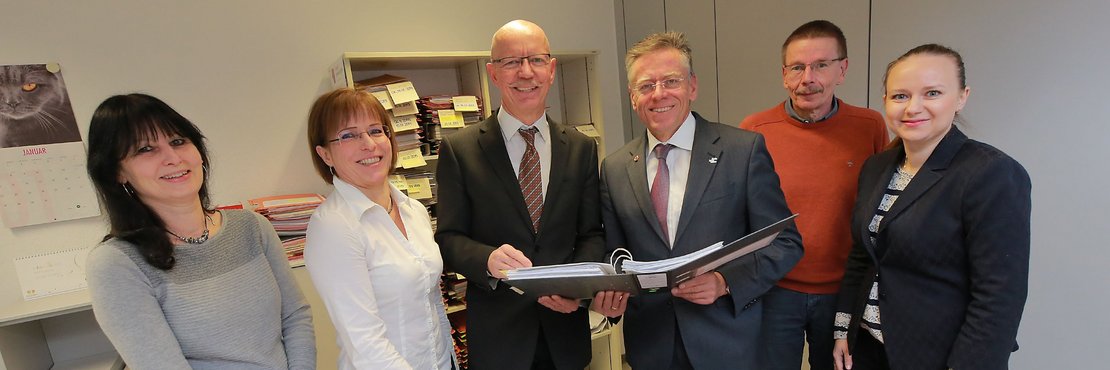 Landrat Hans-Jürgen Petrauschke (4.v.l.) und Bürgermeister Harald Zillikens (3.v.l.) mit Dorothe Otten, Ellen Flintz, Jürgen Hüsges und Antonia Tarusova (v.l.) vom insgesamt sechsköpfigen Bauaufsicht-Team.