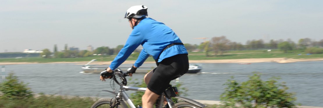 Radfahrer am Rhein