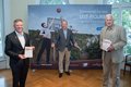 Landrat Hans-Jürgen Petrauschke mit Werner Moritz und Dr. Hermann-Josef Baaken bei der Verleihung des Deutschen Sportabzeichens