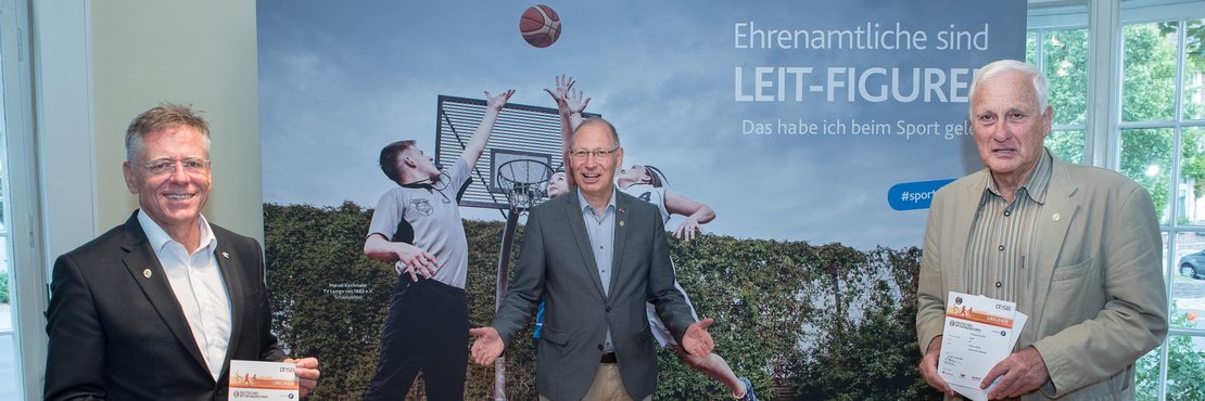 Landrat Hans-Jürgen Petrauschke mit Werner Moritz und Dr. Hermann-Josef Baaken bei der Verleihung des Deutschen Sportabzeichens