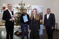 Gruppenfoto vor Tannenbaum: Dirk Brügge, Benjamin Küsters, Madita Beeckmann und Landrat Hans-Jürgen Petrauschke. 