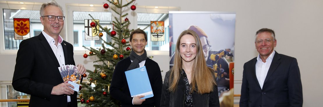 Gruppenfoto vor Tannenbaum: Dirk Brügge, Benjamin Küsters, Madita Beeckmann und Landrat Hans-Jürgen Petrauschke. 