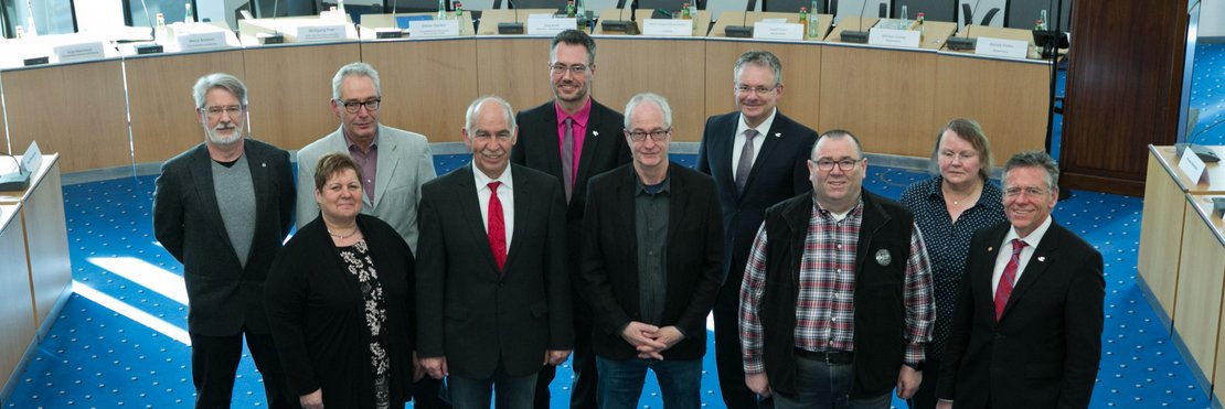 Landrat Hans-Jürgen Petrauschke, der Personalratsvorsitzende  Mario Broisch und Personalamtsleiter Jörg Arndt mit den Jubilaren.