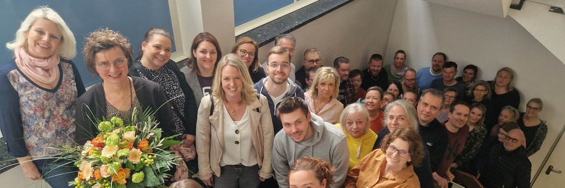Gruppenfoto auf Treppe 