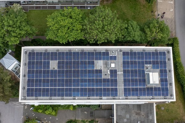 Das mit Photovoltaik ausgestattete Dach des Gesundheitsamtes Rhein-Kreis Neuss.