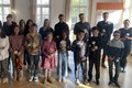 Gruppenfoto Kinder und Musiklehrer mit Rose in der Hand