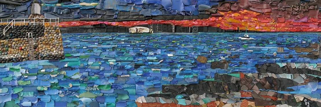 Collage aus recycelten Materialien, die einen Sonnenuntergang am Meer zeigen