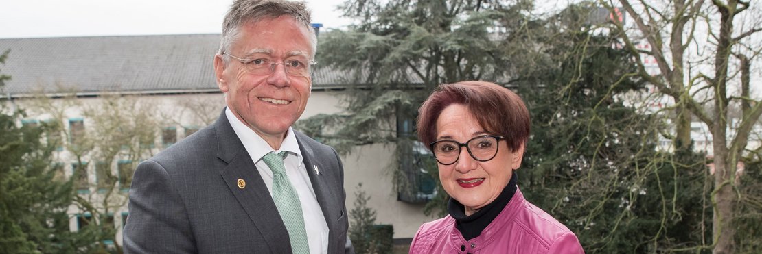 Margarete Kranz und Landrat Hans-Jürgen Petrauschk  halten gemeinsam eine Urkunde