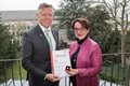 Margarete Kranz und Landrat Hans-Jürgen Petrauschk  halten gemeinsam eine Urkunde
