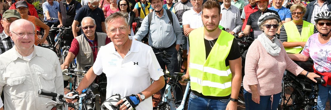 Große Personengruppe mit Fahrrädern