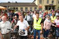 Große Personengruppe mit Fahrrädern