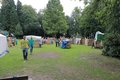 Ein Bauspielplatz mit Erwachsenen und Kindern