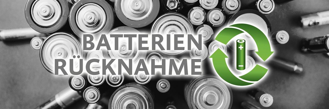 Schriftzug "Batterien Rücknahme" vor alten Batterien in schwarz/weiss