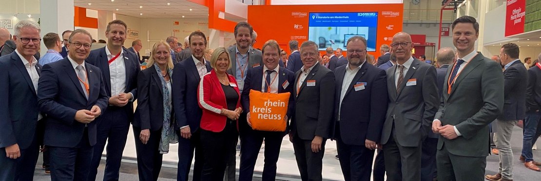 Gruppenfoto auf der Expo Real vor dem Stand des Standort Niederrhein