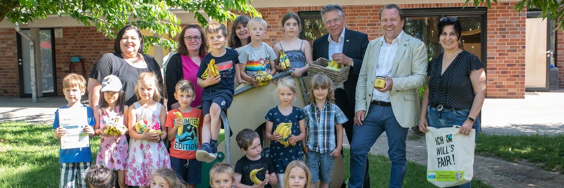 Gruppenfoto mit Kita-Kindern