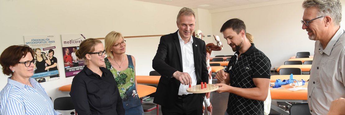 Kreisdirektor Dirk Brügge bei Medicoreha, die sich bei Wirtschaft pro Schule beteiligt.