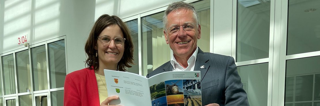 Landrat Hans-Jürgen Petrauschke und Kathrin Richartz-Perez