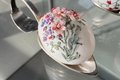 Bestickte Ostereier mit Blumenmotiven auf Löffeln in der Vitrine von Elisabeth Klein