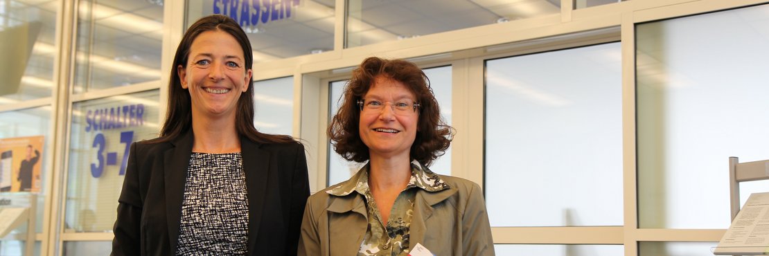 Ulrike Holz und Barbara Edelhagen mit Flyern in den Händen