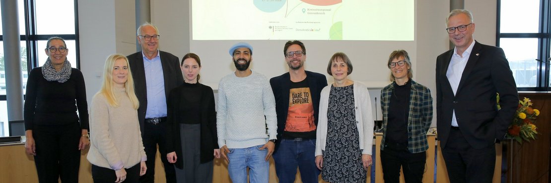 Gruppenbild von Kreisdirektor Dirk Brügge, den Organisatioren und den Referenten der Demokratiekonferenz