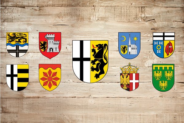 Alle Wappen auf einem Holzhintergrund