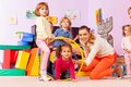 Eine Erzieherin turnt mit Kindern