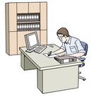 Ein Mann sitzt in einem Büro am Schreibtisch