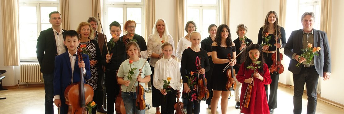 Gruppenfoto von Kindern mit Streichinstrumenten
