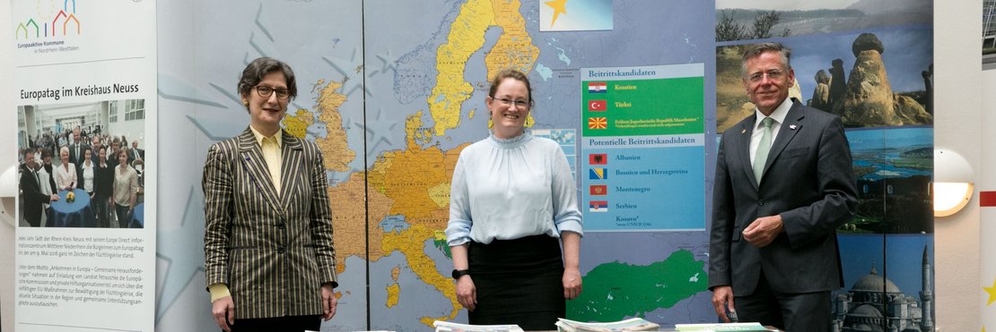 Maike Hajjoubi mit Landrat Hans-Jürgen Petrauschke und Ruth Harte an einem Präsentationsstand zum Thema "Europa"