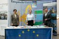 Maike Hajjoubi mit Landrat Hans-Jürgen Petrauschke und Ruth Harte an einem Präsentationsstand zum Thema "Europa"