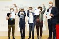 Dre Kinder, eine Frau und ein Mann halten eine Trophäe zum 1.Platz und Urkunden hoch