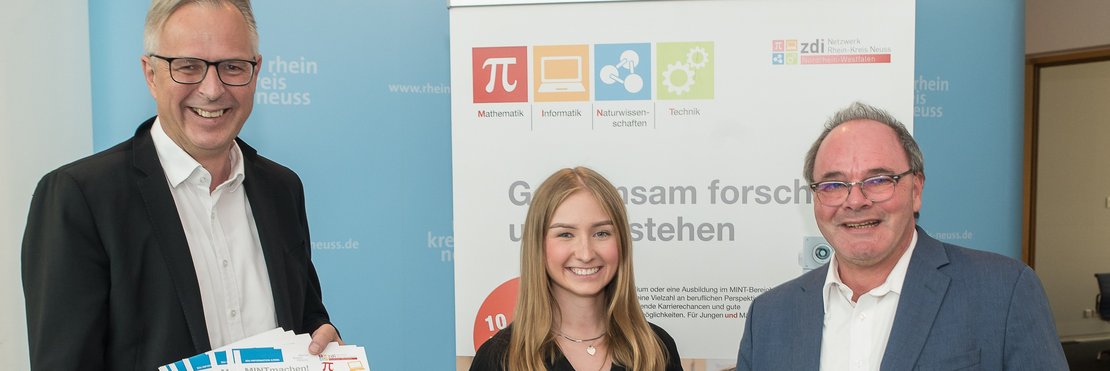 Foto von Kreisdirektor Dirk Brügge, Jessica Schillings und Robert Abts, Geschäftsführer der Wirtschaftsförderung bei der Vorstellung des neuen zdi-Programms