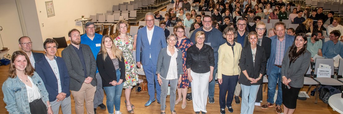 Gruppenfoto auf Bühne.