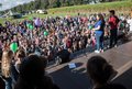 Kinder stehen jubelnd vor einer Bühne