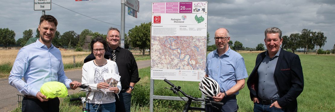 Martin Stiller, Steffi Lorbeer, Michael Fielenbach, Reiner Kulp und Markus Vidahl an neuer Knotenpunkttafel