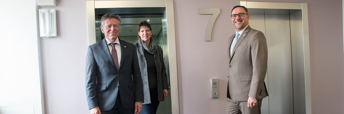 Neuer Aufzug und mehr (von links): Landrat Hans-Jürgen Petrauschke, Amtsleiterin Ines Manolias und Dezernent Harald Vieten im Kreishochhaus in Grevenbroich.