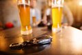 Zwei Biergläser stehen auf einem Tisch, auf dem auch ein Autoschlüssel liegt.