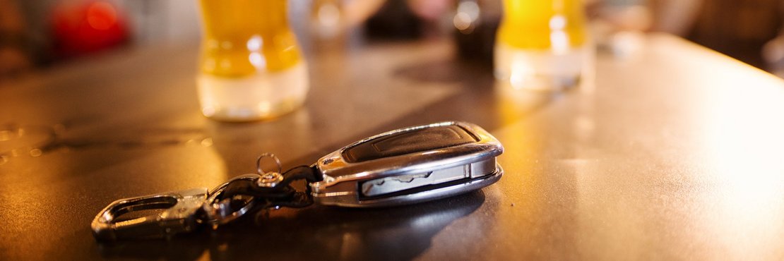 Zwei Biergläser stehen auf einem Tisch, auf dem auch ein Autoschlüssel liegt.