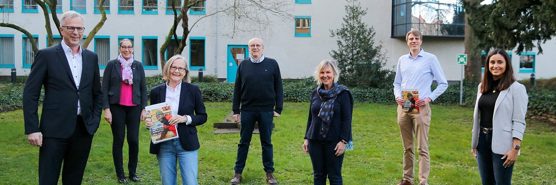 Gruppenfoto auf Wiese