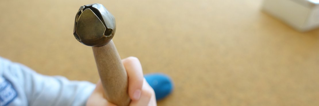 Glöckchen in Kinderhand