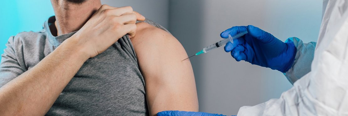 Symbolbild: Mann erhält Impfung