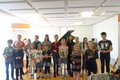 Eine Gruppe Kinder mit Musikinstrumenten