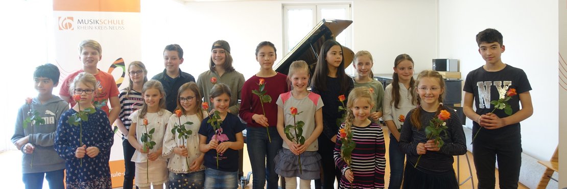 Eine Gruppe Kinder mit Musikinstrumenten